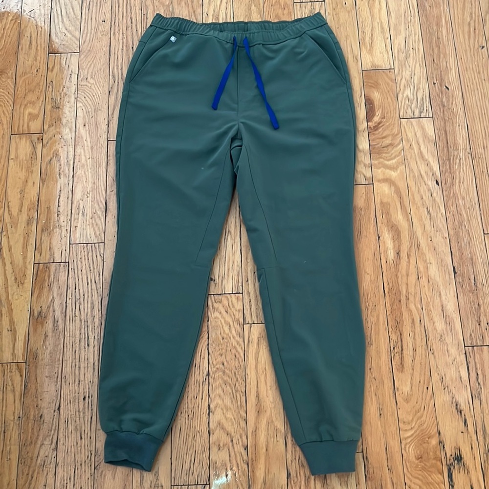 Figs mens L